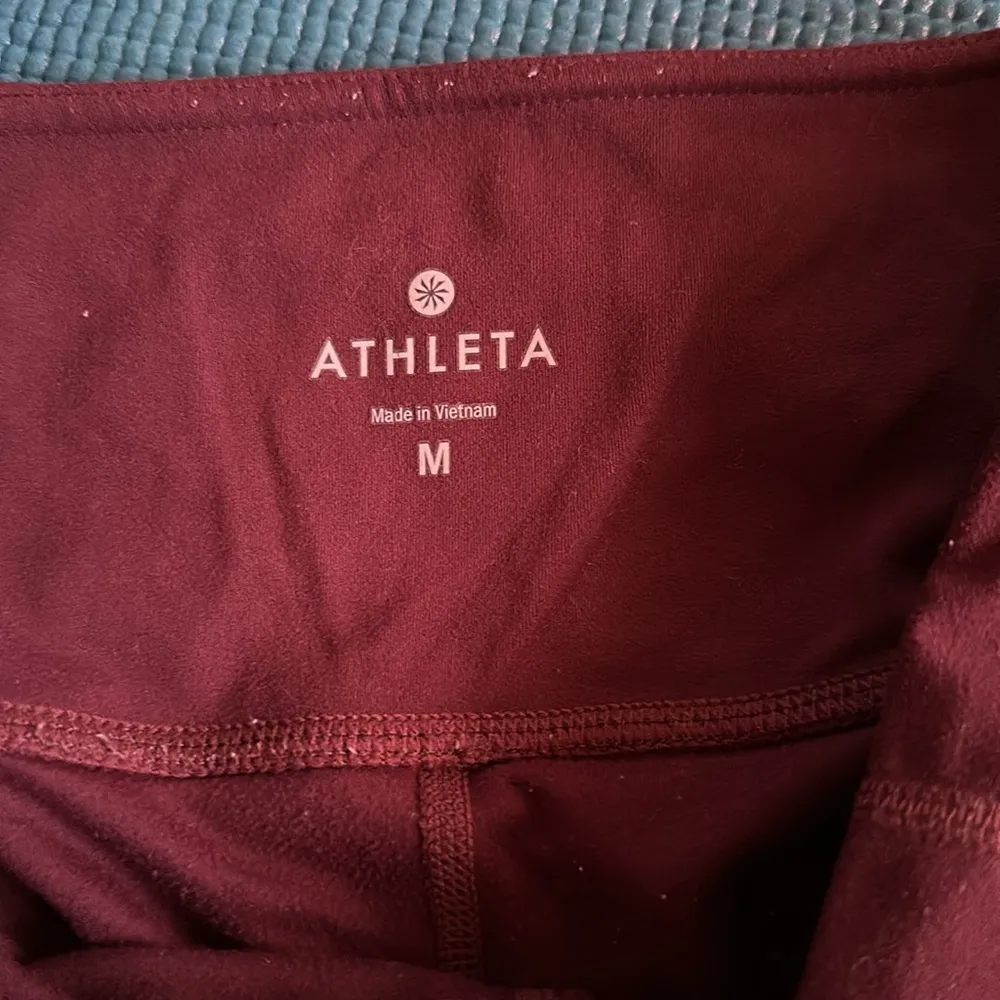 Athleta Salutation Powervita Crop Capri Leggings Medium Raisin Purple Brown - Image 8