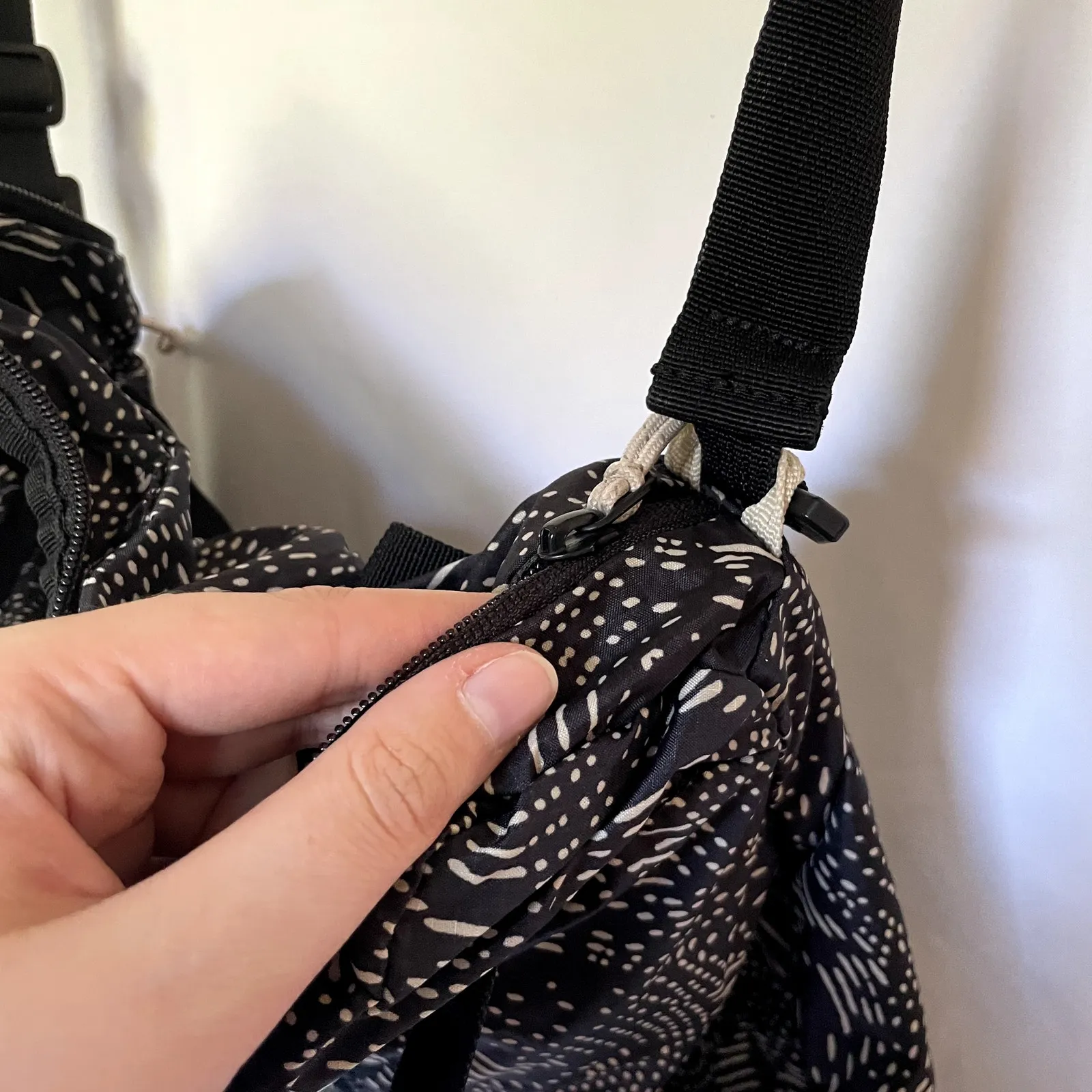 REI lightweight handbag crossbody bag black white patterned adjustable handles - Image 5