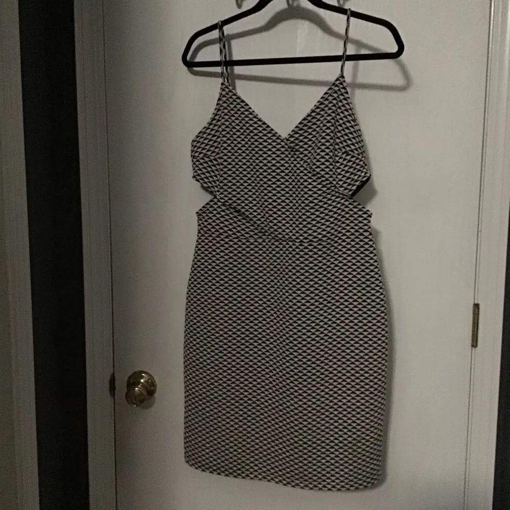 H&M Crossover Cutout sides dress - Image 4