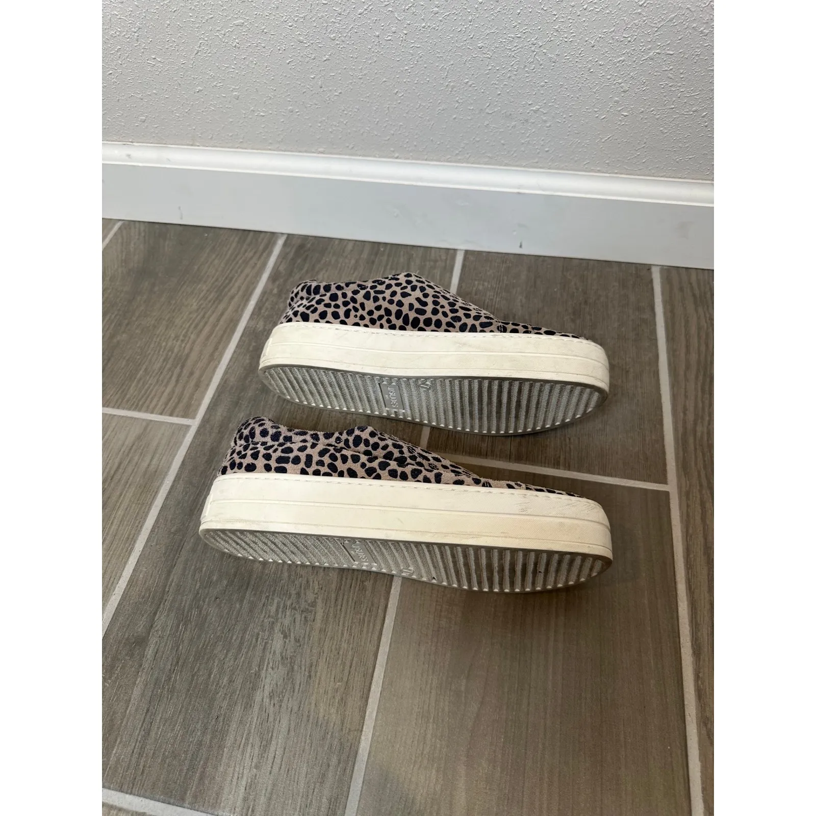 J Slides Women's Leopard Print Slip On Sneakers Platform Casual Shoes Tan Size 7 - Image 2