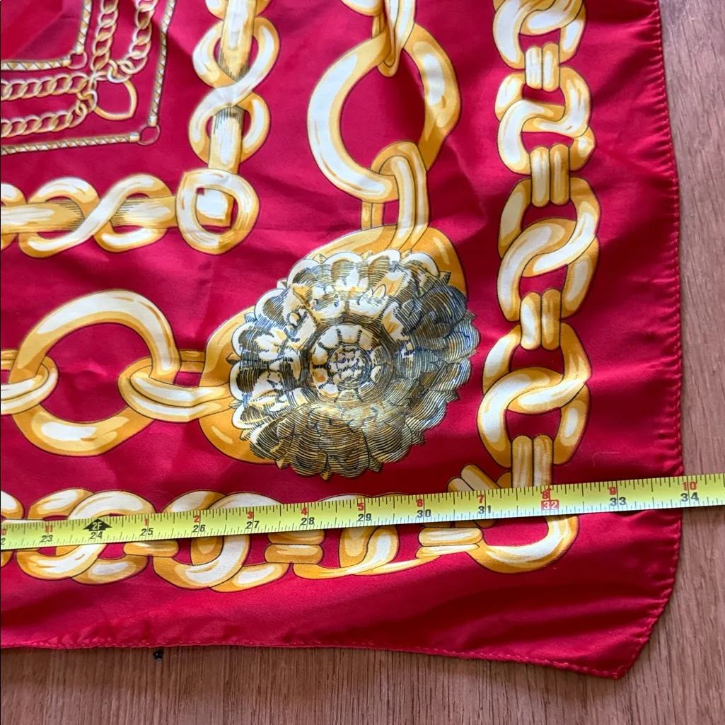 Elegant Red and Gold Chain Pattern Scarf - Image 4