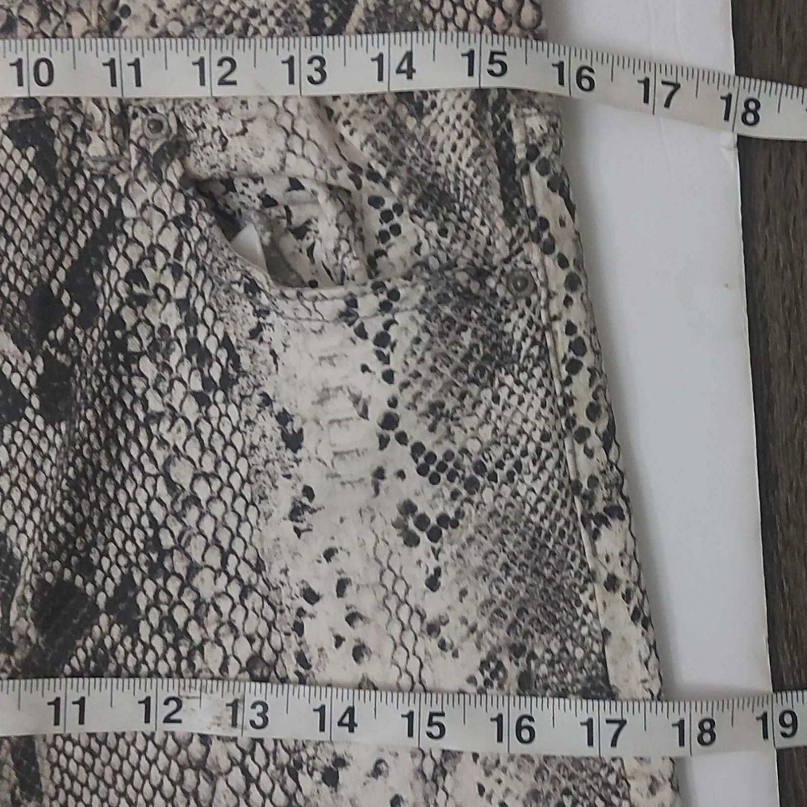 Stradivarius High Rise Snakeskin Print Skinny Jean US 8 White/Gray Casual Boho - Image 6