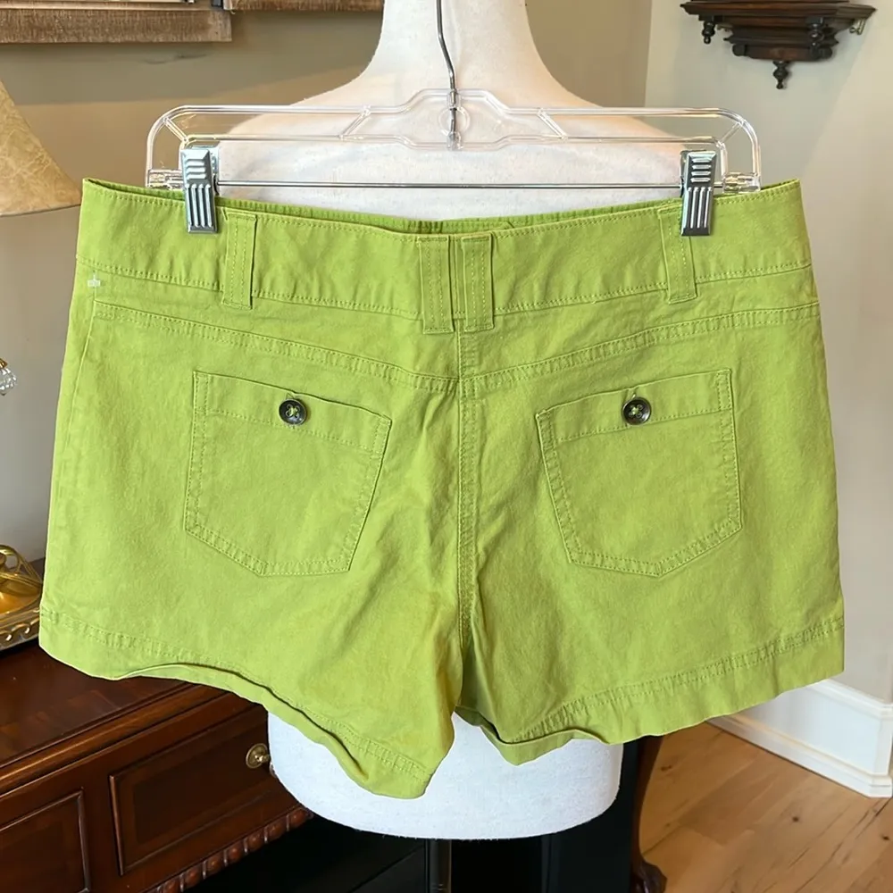 New York & Company Cotton Parrot Green Shorts Womens 10 - Image 3