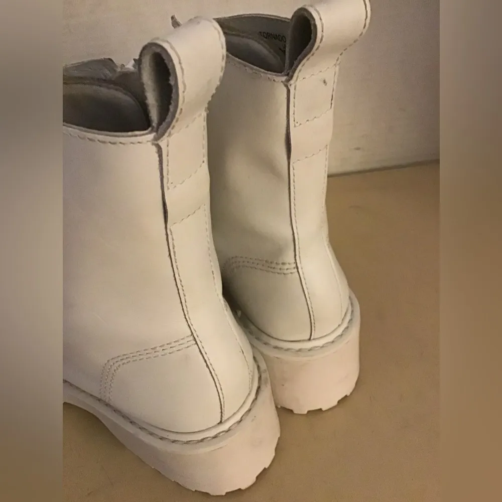 women white leather combat Tornado boots size 6.5 - Image 3