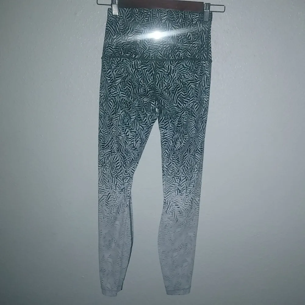 Lululemon S Rare Hombre Tiger Turquoise Black Leggings - Image 2