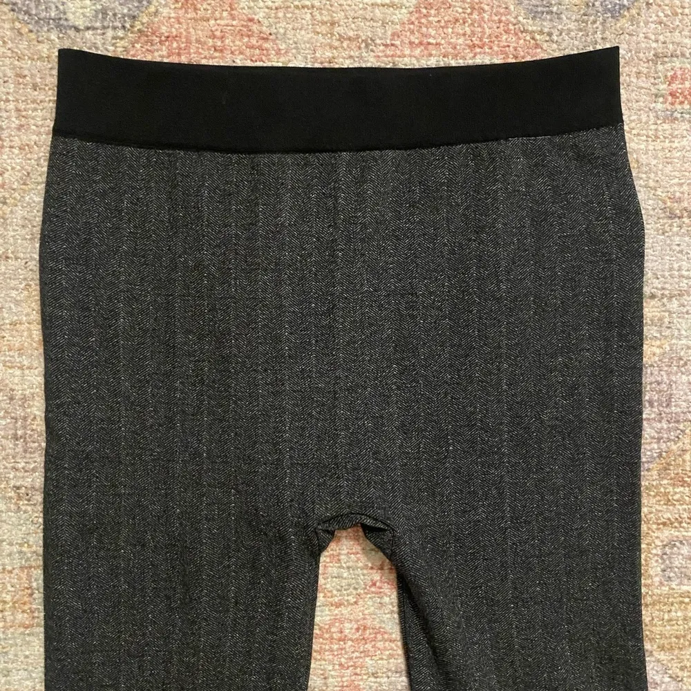 Like New! Fleece Lined Women’s Leggings in Herringbone Pattern Black Size 2X - Image 2