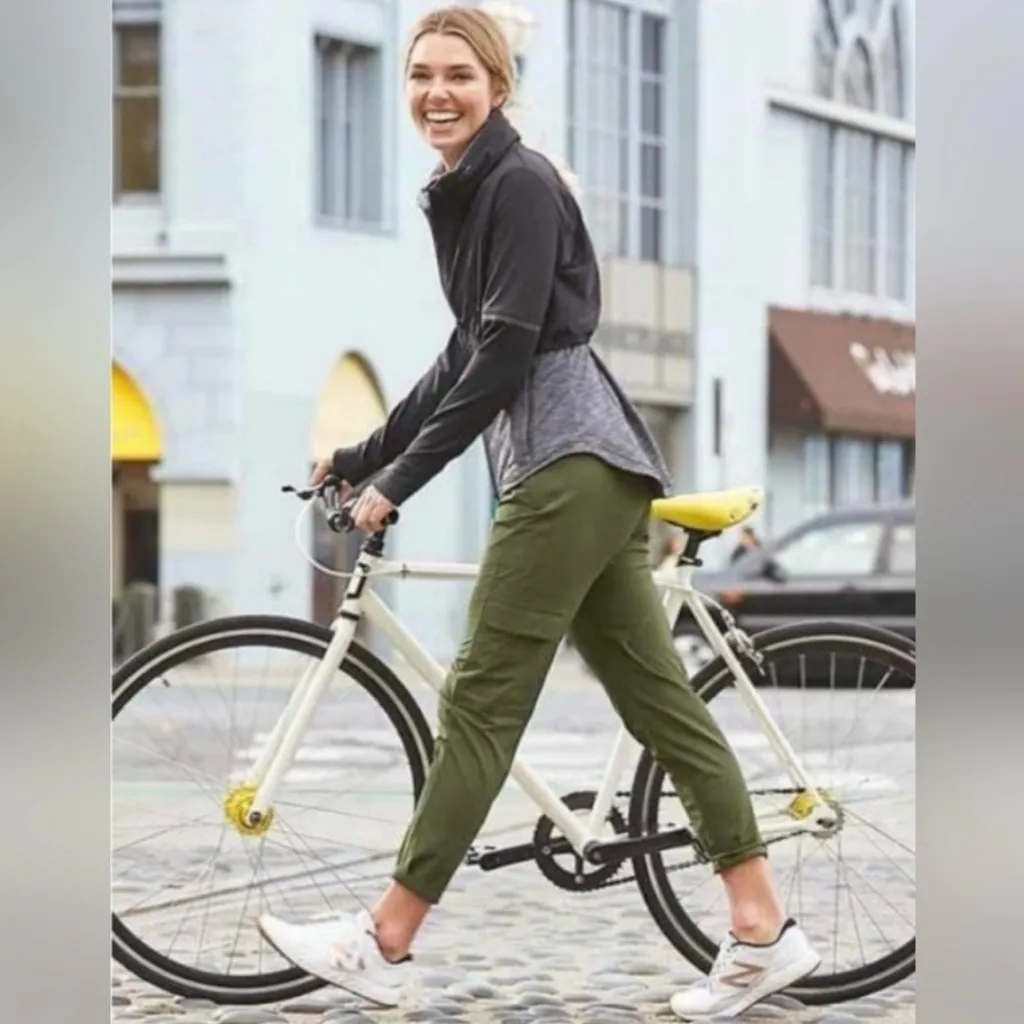 Athleta Chelsea Cargo Pants Size 10 in Green - Image 2