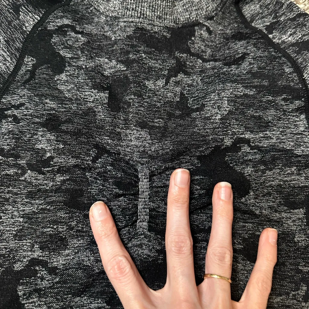 Gymshark Black and Gray Camo Crop Top - Image 5