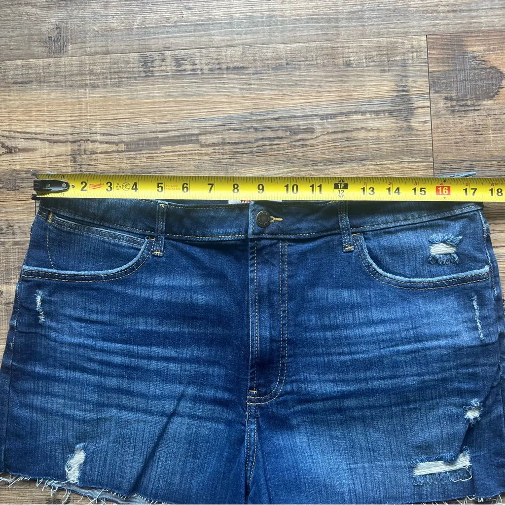 Wrangler Womens High Rise Vintage 3” Denim Shorts Distressed Size 16 - Image 2