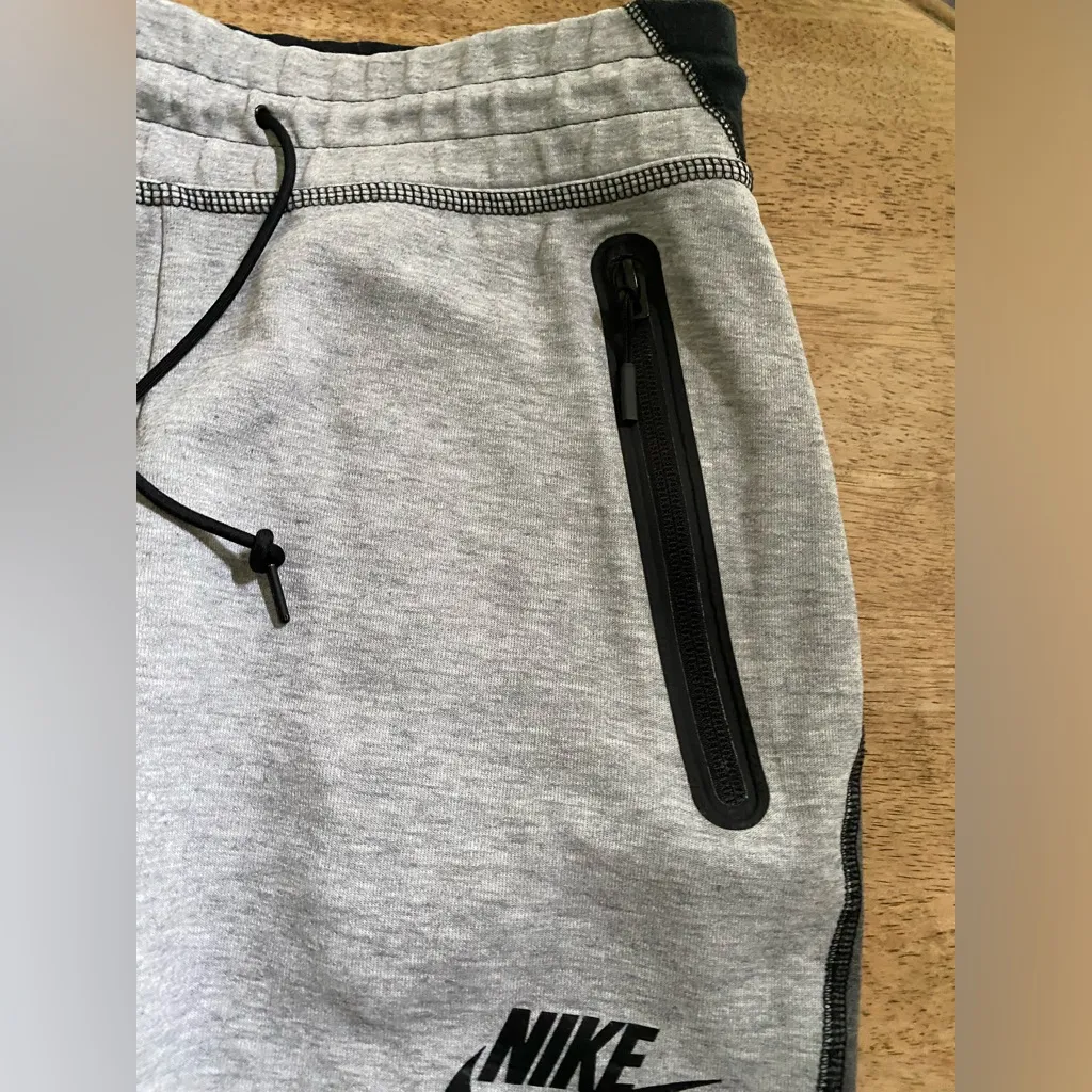 Nike Sportswear Women’s Sz Small Tech Fleece Gray/Black Crop Athletic Pants‎ - Image 11