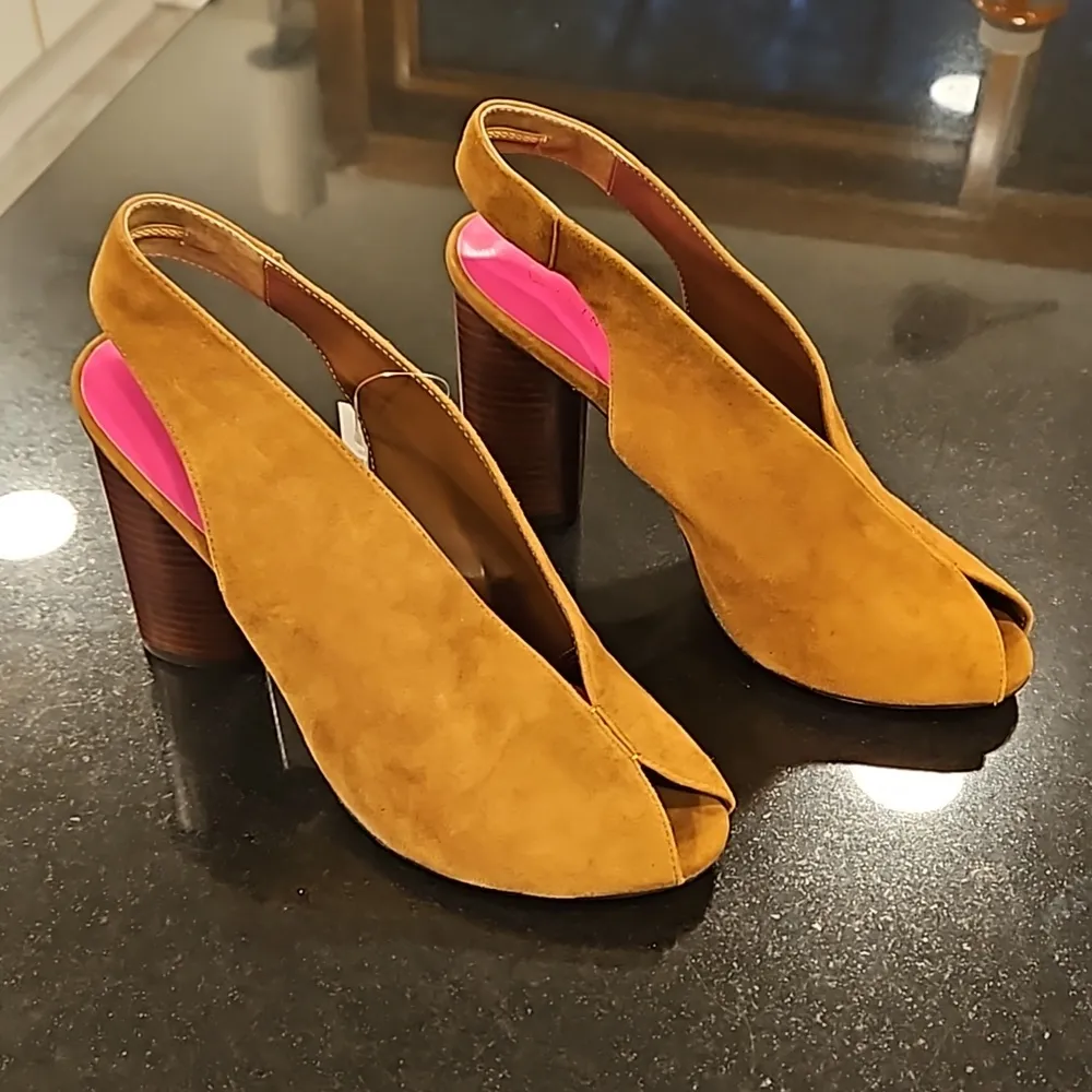 💕TRINA TURK💕 Sunset Blvd Suede Slingback Heels ~ Tan 10 New with Box (No Lid) - Image 4