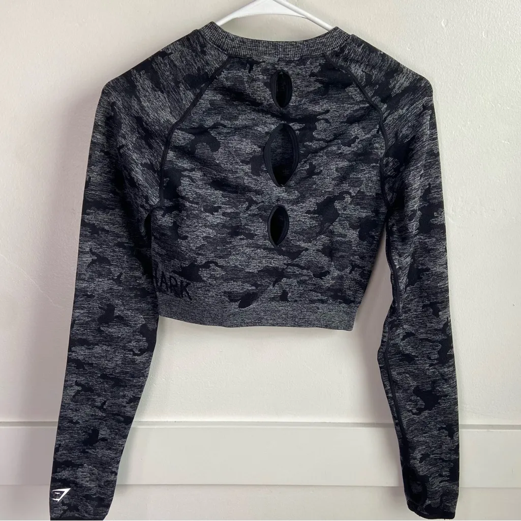Gymshark Black and Gray Camo Seamless Long Sleeve Crop Top - Image 5