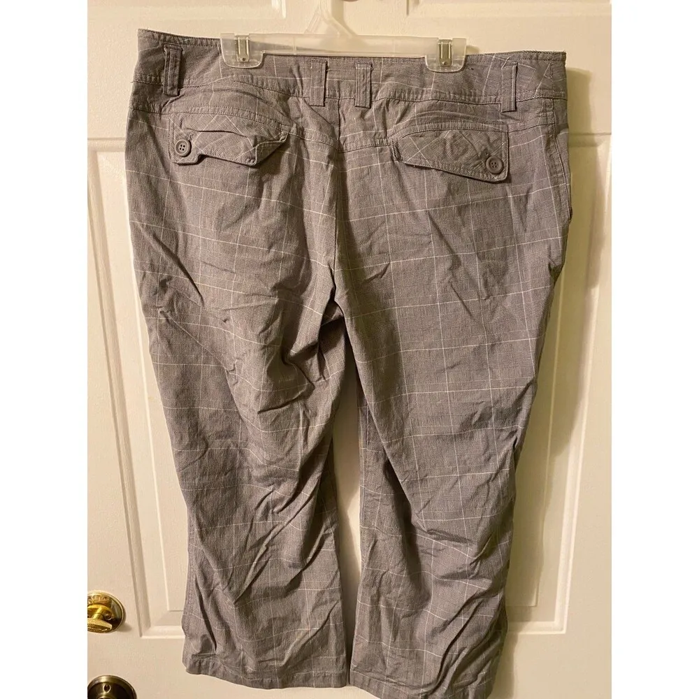 Xhilaration Women's Plus sized Gray Plaid Capri size 15 - Image 2