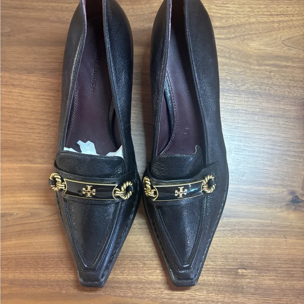 Tory Burch Black Leather Loafers with Gold Accent - Image 6