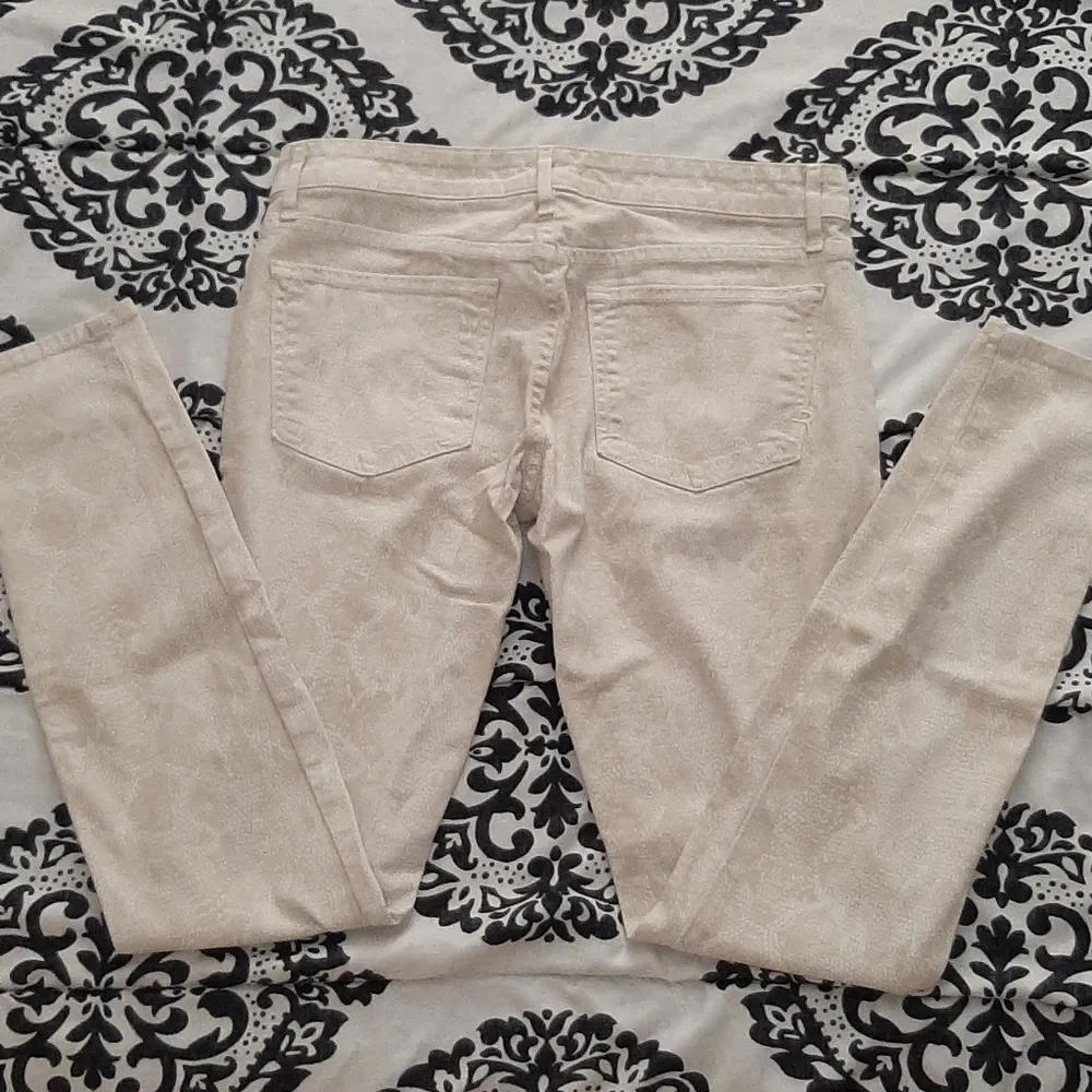 Rich & Skinny reptile print cream colored jeans - Image 5