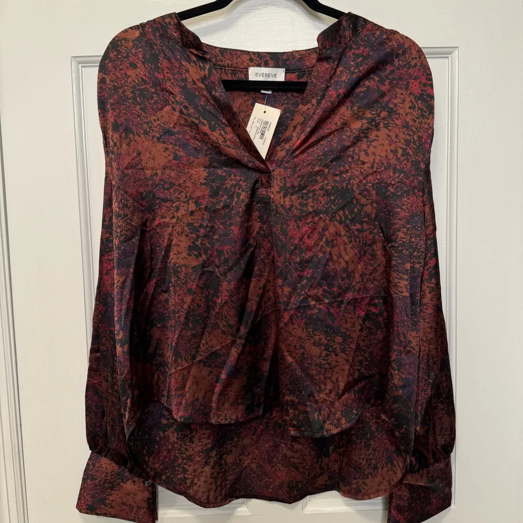 Evereve Ava Abstract Satin Top NWT Size Medium - Image 2