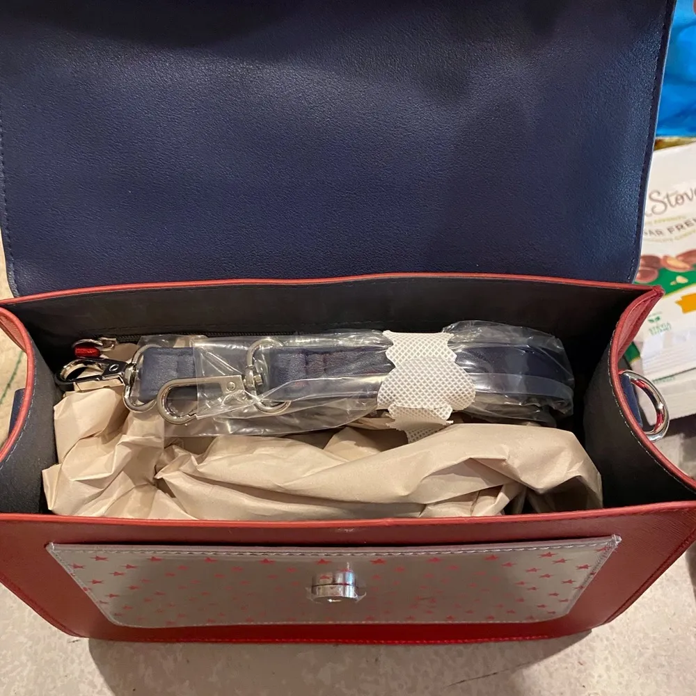 Marvel Captain American Danielle Nicole purse / crossbody - Image 2