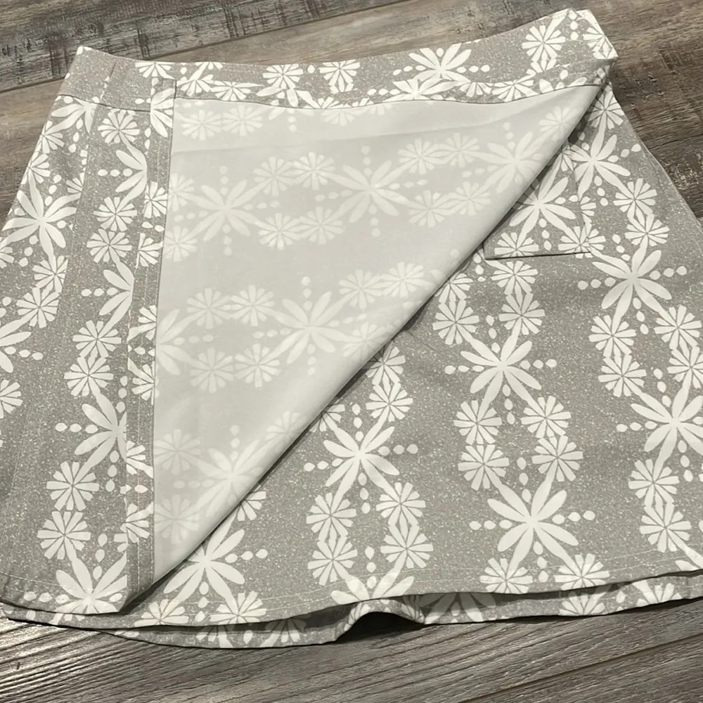 RipSkirt Hawaii Gray/White Print Boho Lei Travel/Summer Skirt XS Gray - Image 4