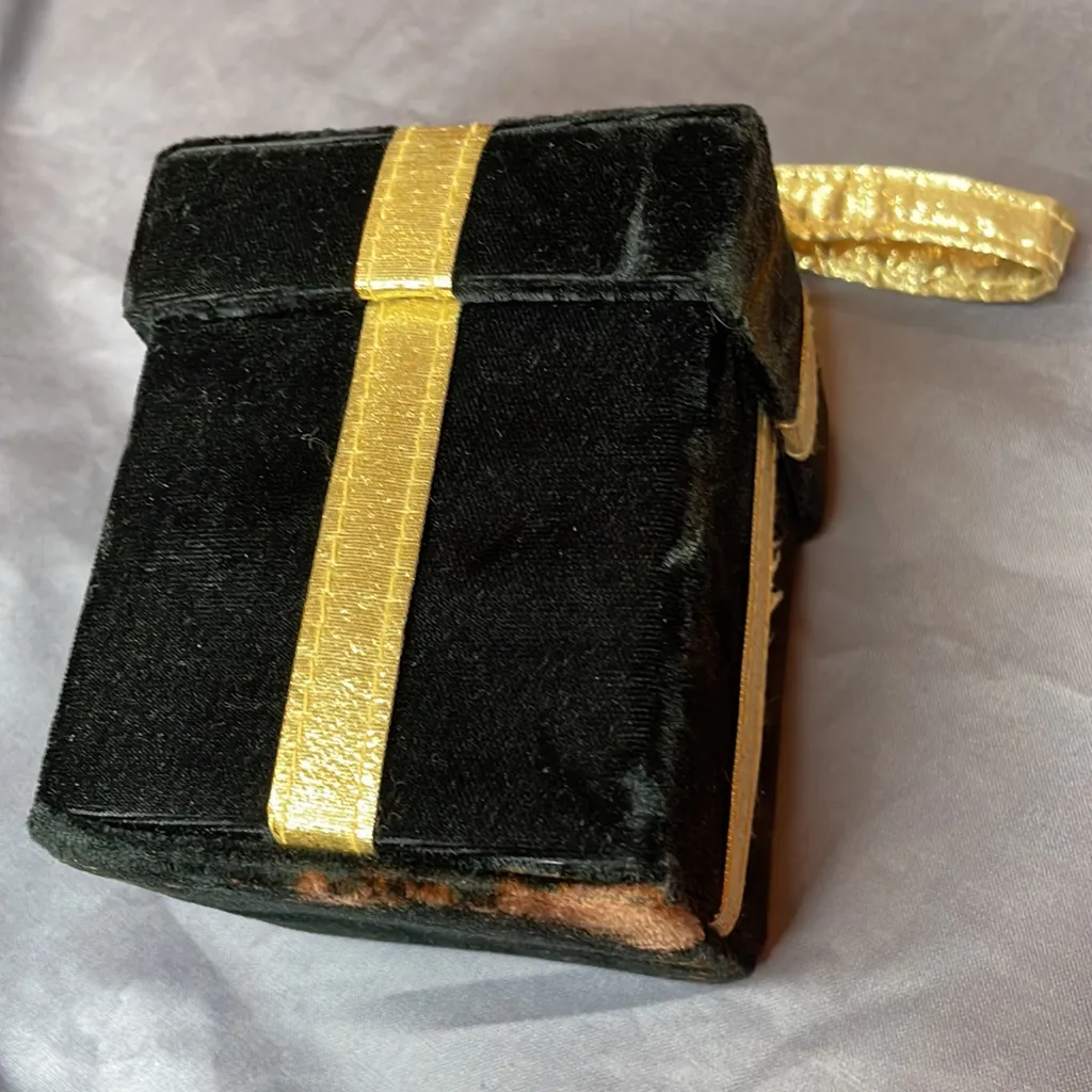 Gold tone necklace and gift box - Image 9