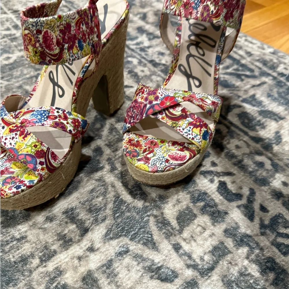 Rebels Red and Pink platform Sandals with Floral Design size 11 - Image 6