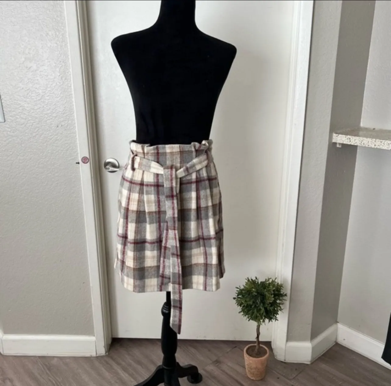 Women's Synthetic Wool Plaid Tartan Skirt Belted Size Medium - Image 2
