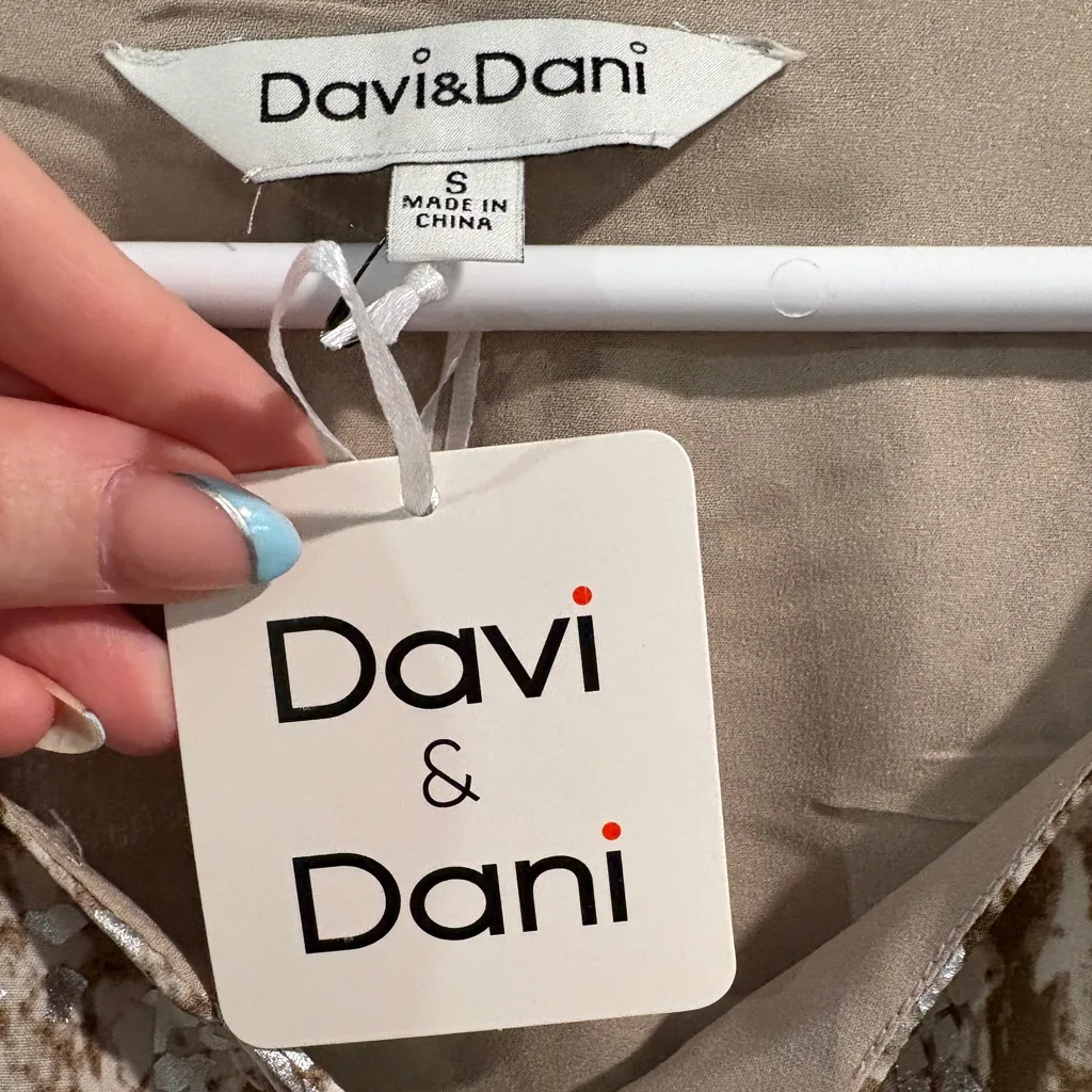 Davi & Dani Women's Snake‎ Print Cold Shoulder Top- Size Small - Image 8