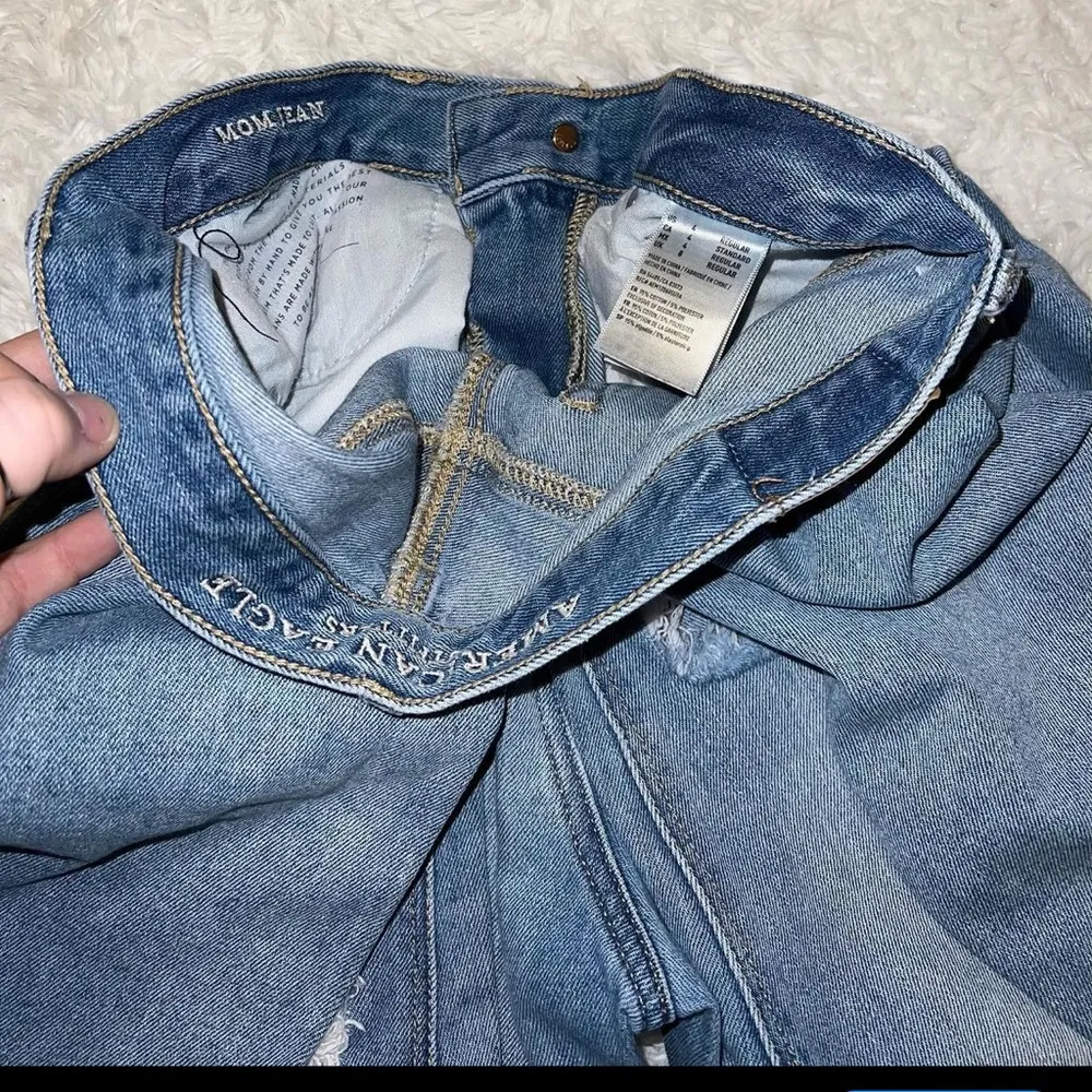 American Eagle size 4 Mom Jean with Distressing - Image 5