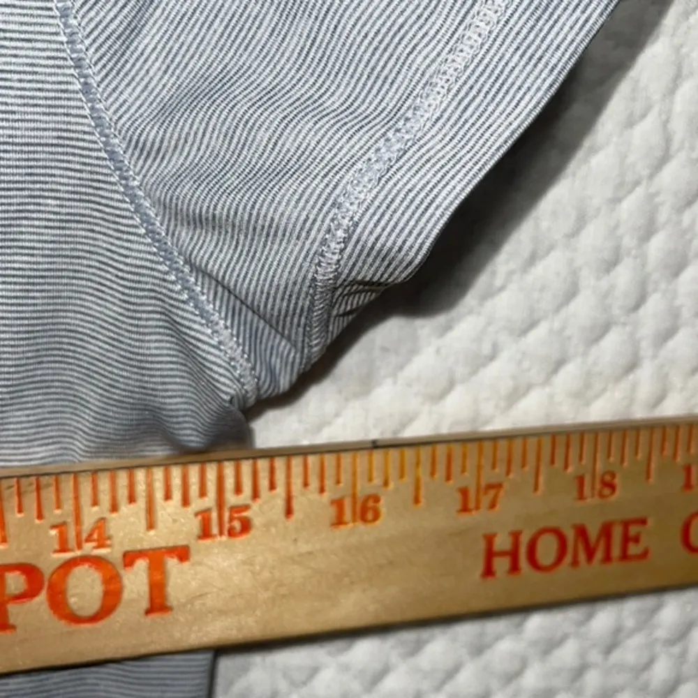 Old Navy Active shirt size XS - Image 4