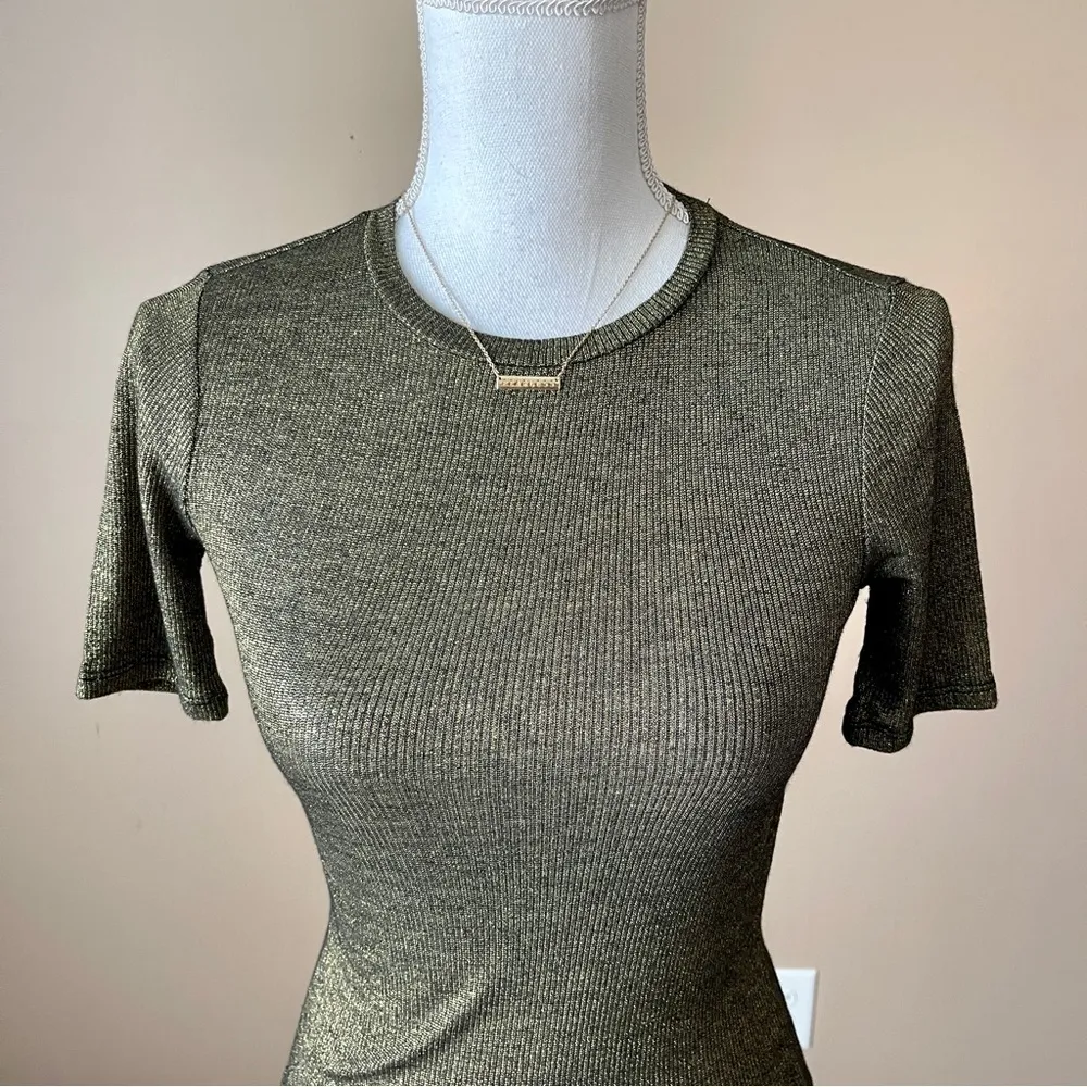 FOREVER 21 | Metallic Gold Knit Short Sleeve Fitted Top Sz S - Image 2