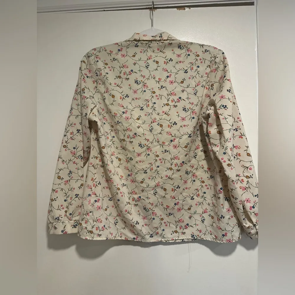 Vintage 60s Women’s Sz: 14 Sears Cream & Petite Pink Floral Button Down Blouse. - Image 2