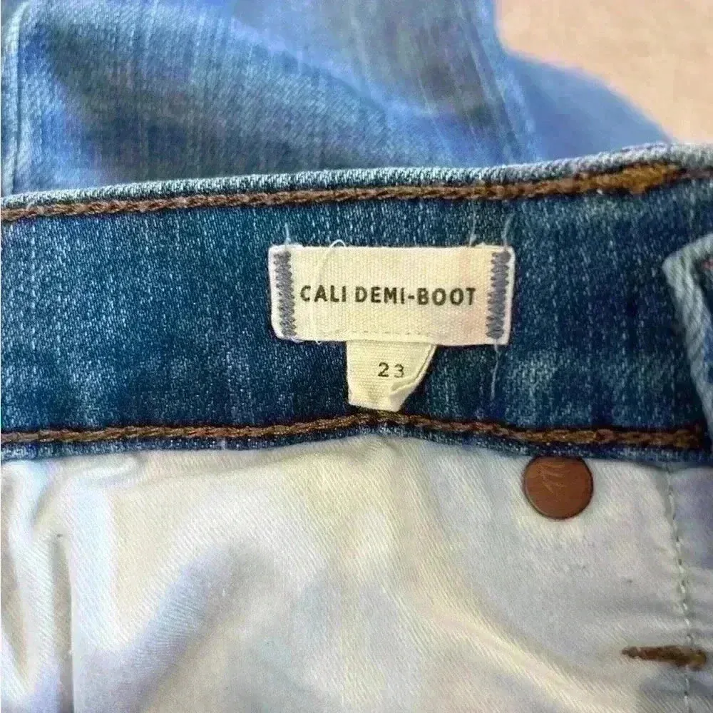 Madewell Cali Demi-boot high rise blue jeans in size 23 - Image 6