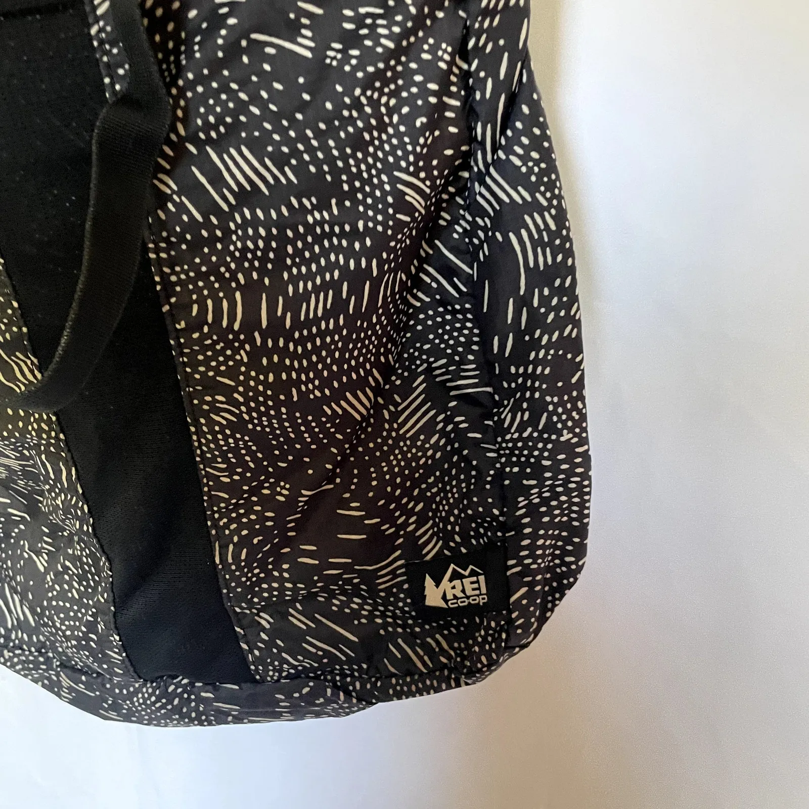 REI lightweight handbag crossbody bag black white patterned adjustable handles - Image 3