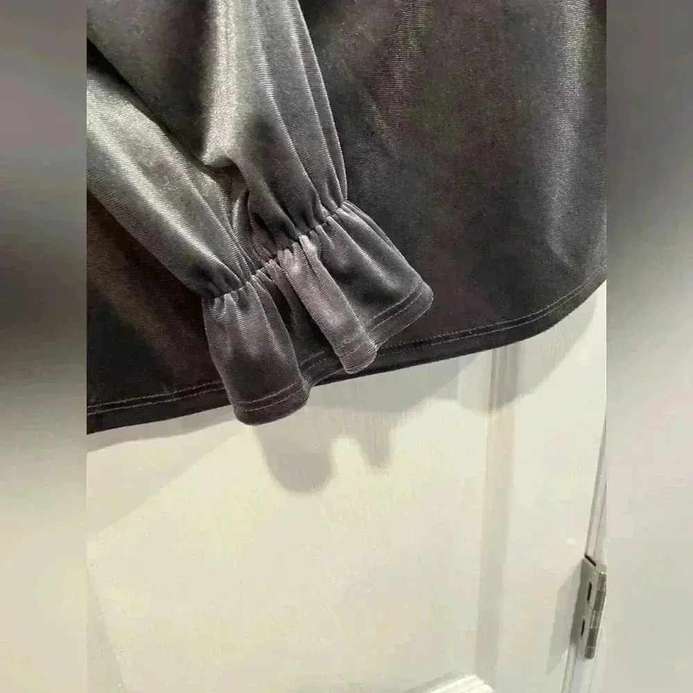 One Clothing Y2K Gray Cold Shoulder Velvet V Neck Ruffle Cuff Blouse Size Small - Image 3