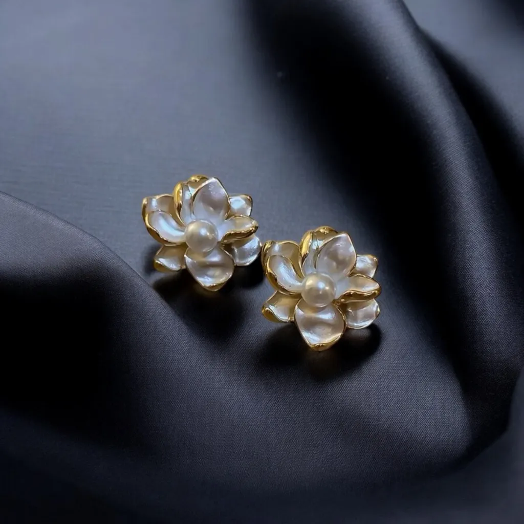 Delicate‎ Exquisite Stud Earrings with White Flower Faux Pearl Decor Elegant Gold - Image 8