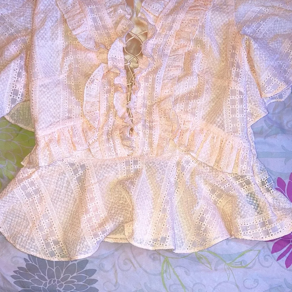 NWOT Bebe Lace Ruffle Babydoll Western Blouse Size Small Baby Pink - Image 3