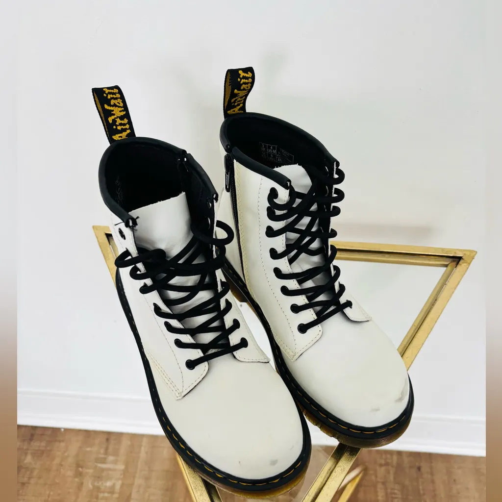 Dr. Martens 1460 WOMEN'S PATENT LEATHER LACE UP BOOTS size 5 white - Image 2