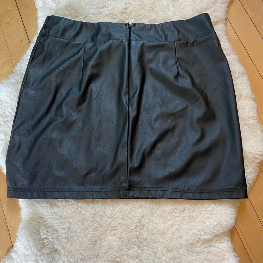 Short mini Skirt - faux leather - Image 4