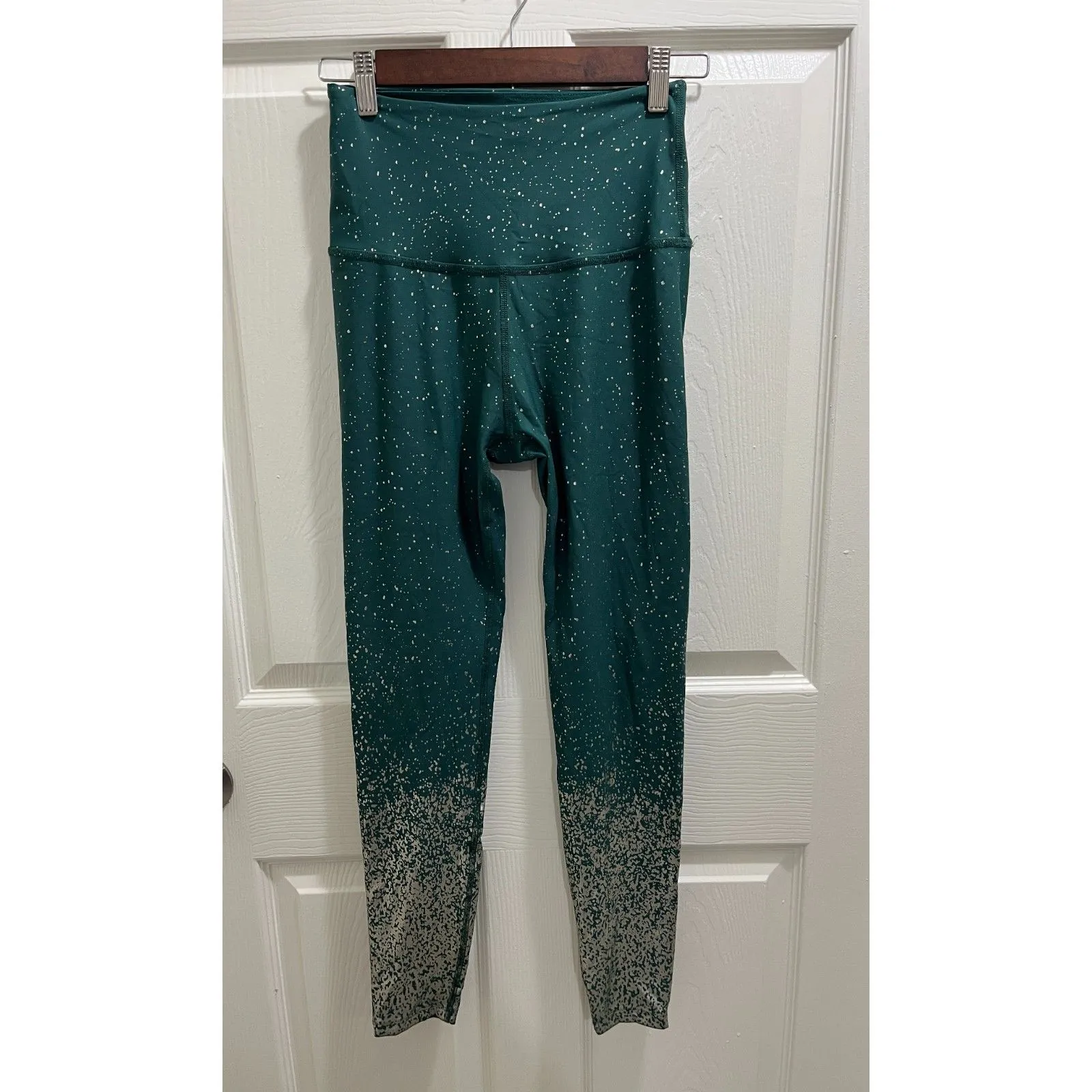 Beyond Yoga Alloy Ombre Sparkle High Waisted Leggings Size Medium Green - Image 2