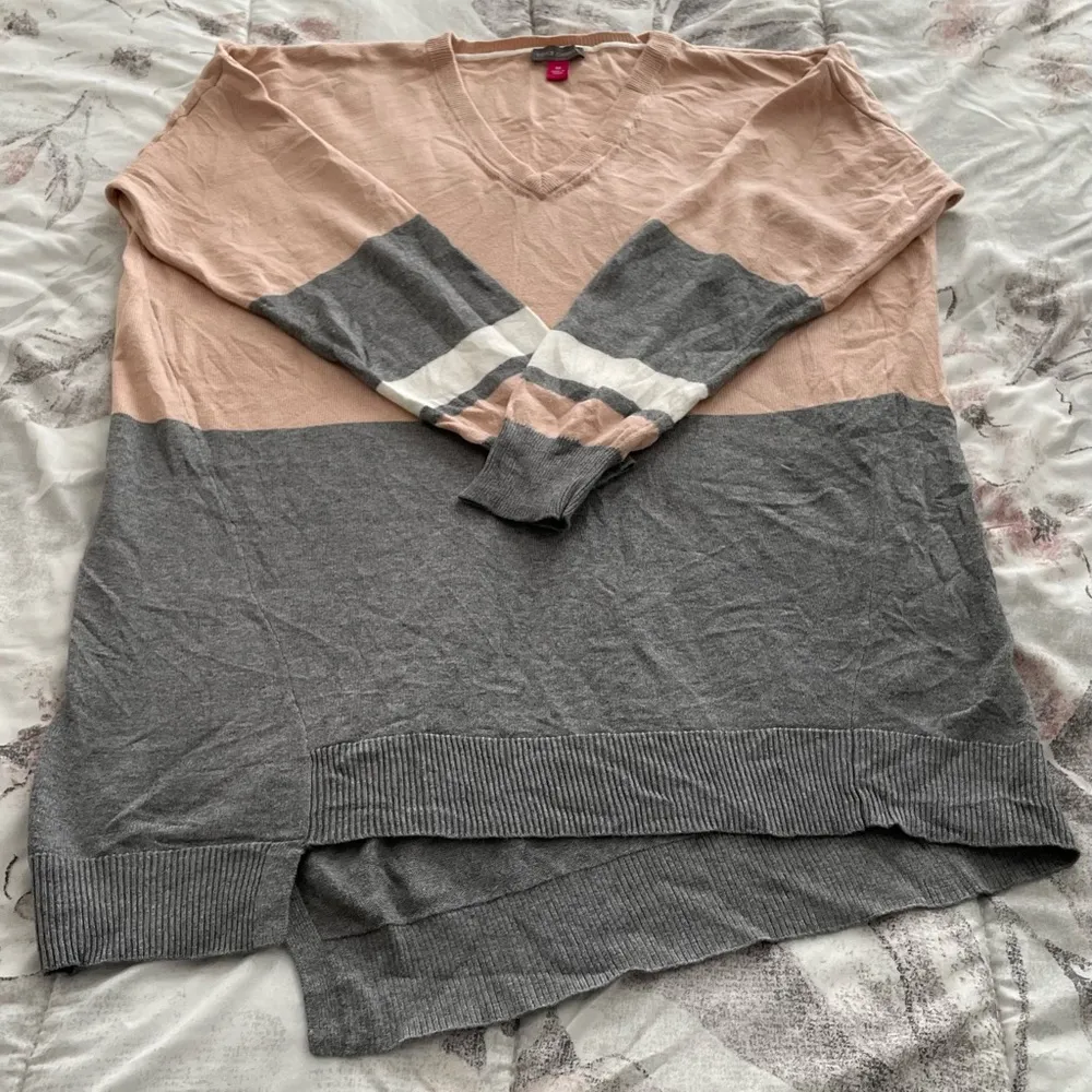 Vince Camuto colorblock pink gray asymmetrical hem oversized V-neck sweater M - Image 14