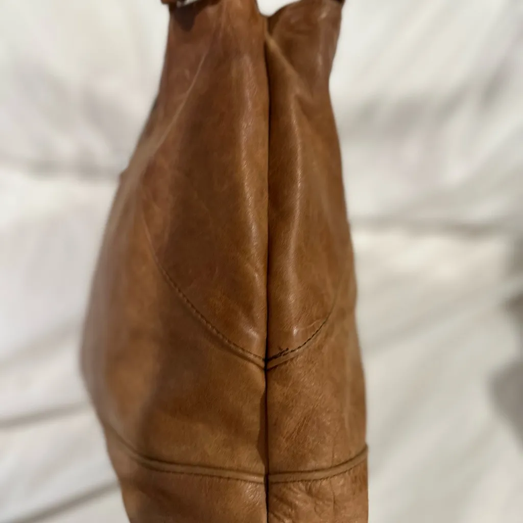 Vintage Y2K Medium Sized Brown leather Zip Top Flap Closure shoulder bag. - Image 4