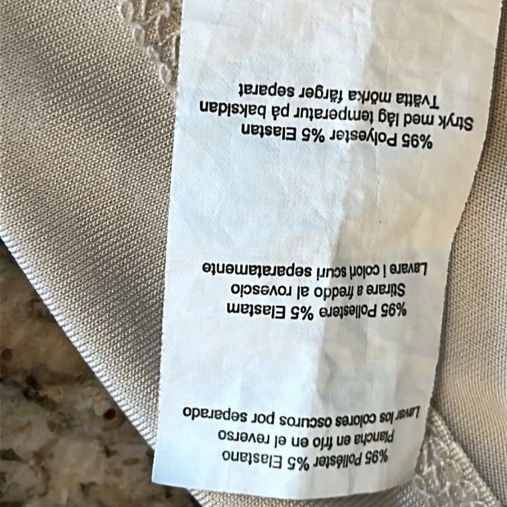 PrettyLittleThing Mock Neck Cropped Cream Sleevelss Top Size Small - Image 9