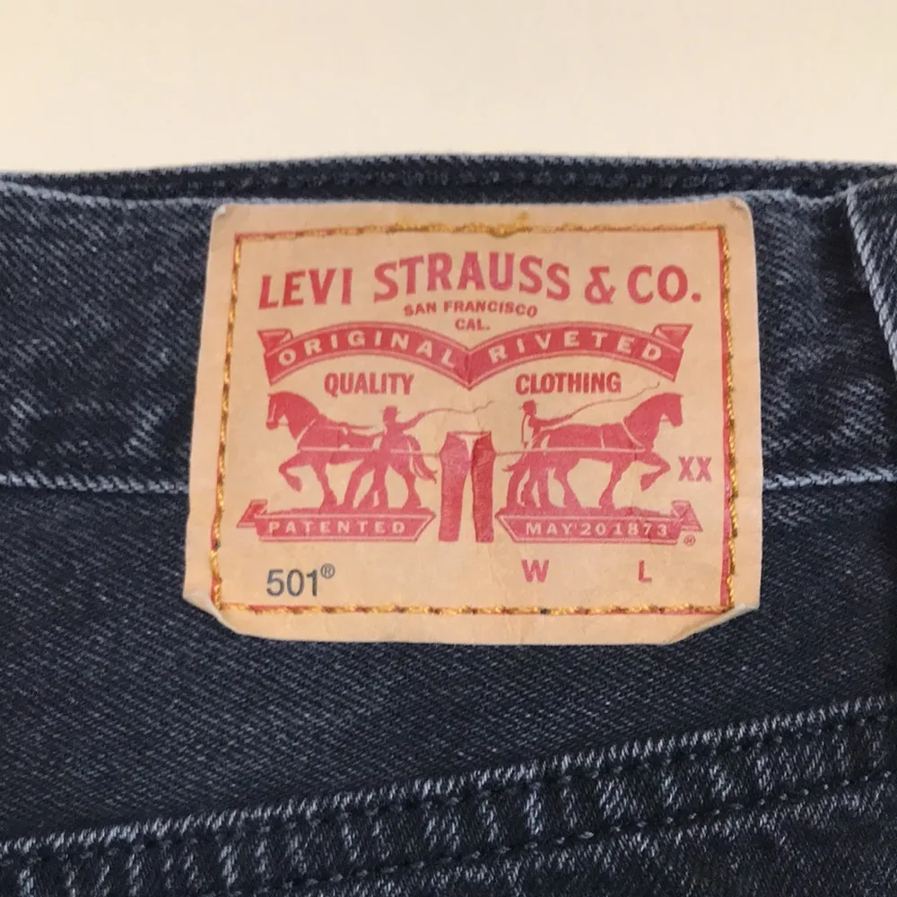 Levi’s Women’s 501 Black Distressed Thrashed Button-Fly Denim Jean Shorts - Image 7