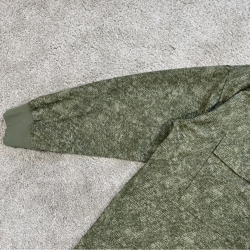 Athleta Women’s Zuma Printed Top Longsleeve V-Neck in Viper Shadow Olive XL - Image 5