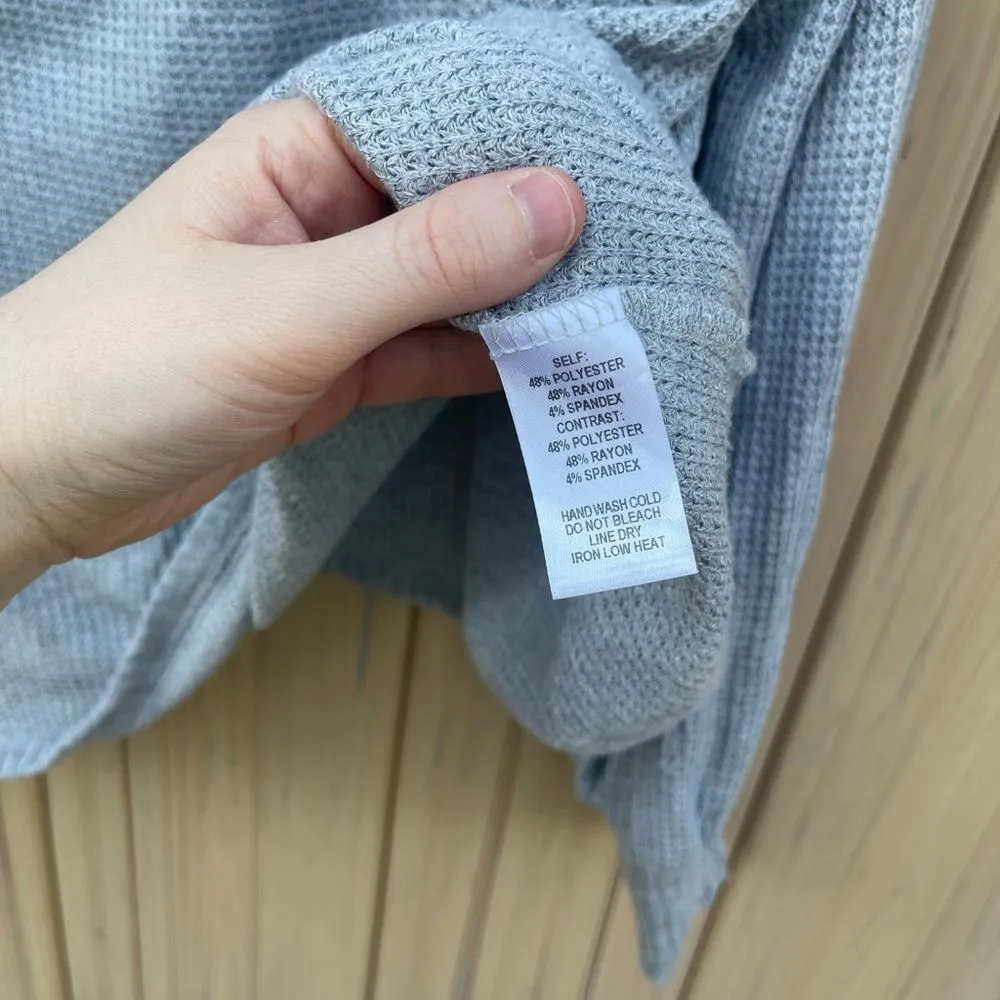 Lulu’s Grey Vneck Sweater Longsleeve - Image 3