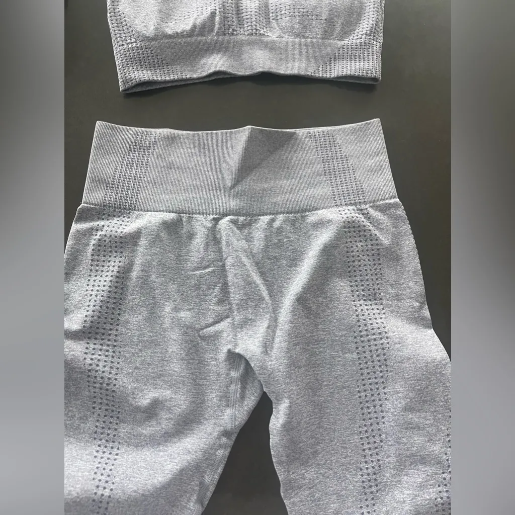 NWOT HIGH WAISTED LEGGINGS AND TOP IN GREY COLOR M Gray Size M - Image 3