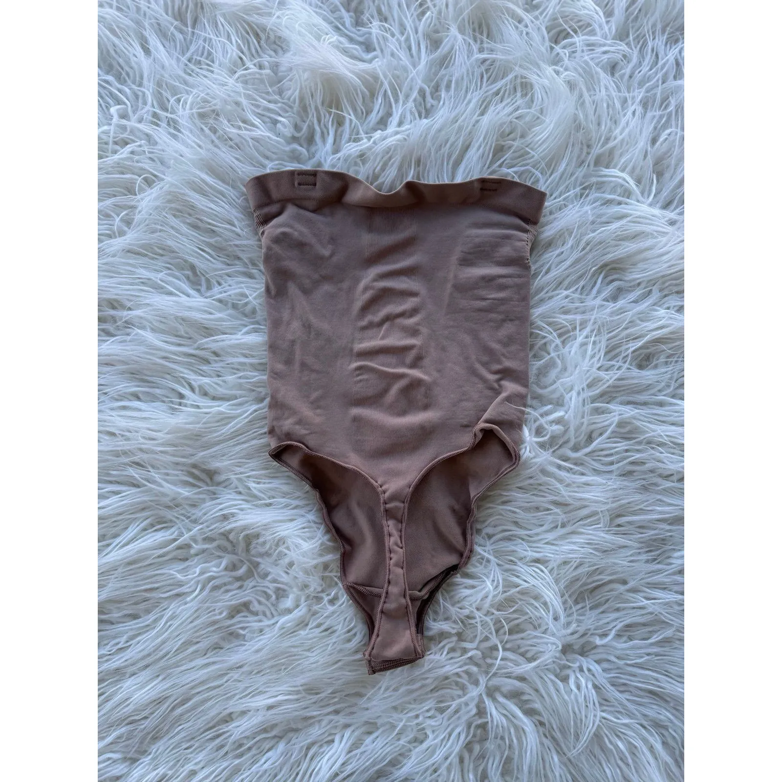 SKIMS  Seamless Sculpt Strapless Thong Bodysuit Sienna  
Size Medium - Image 5