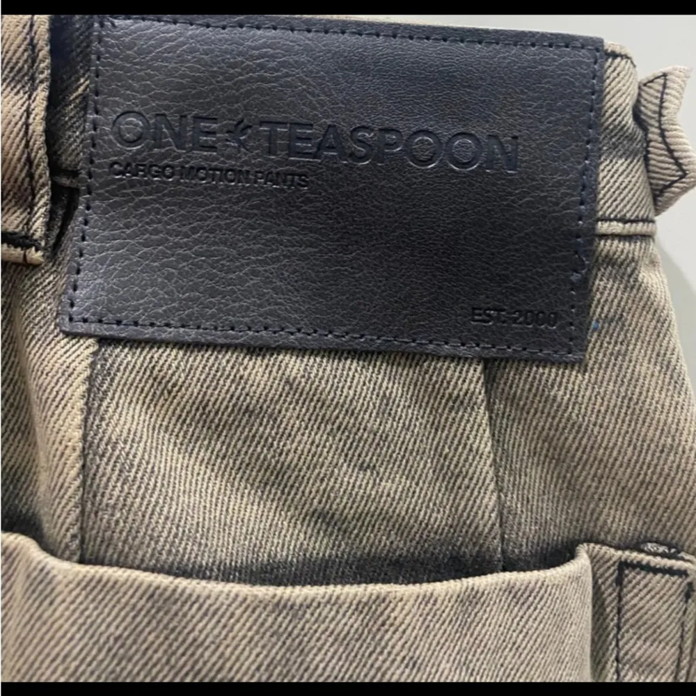 One Teaspoon rust cargo motion jeans in a size 6 or 28”.New. Free People Line - Image 8