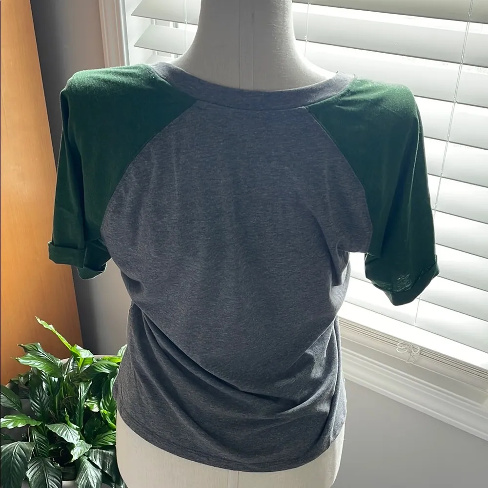 NFL tee woman’s Gray and Green JETS Raglan Top New Size Large - Image 5