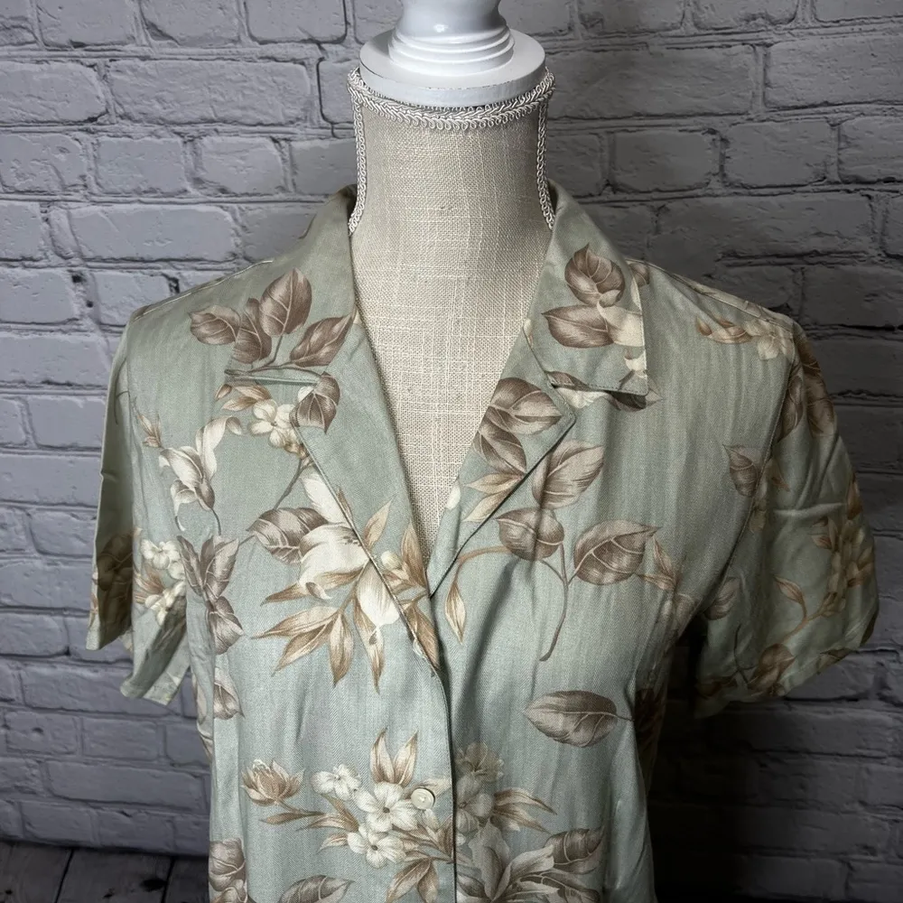 Women’s van Heusen fitted button down blouse size small - Image 9