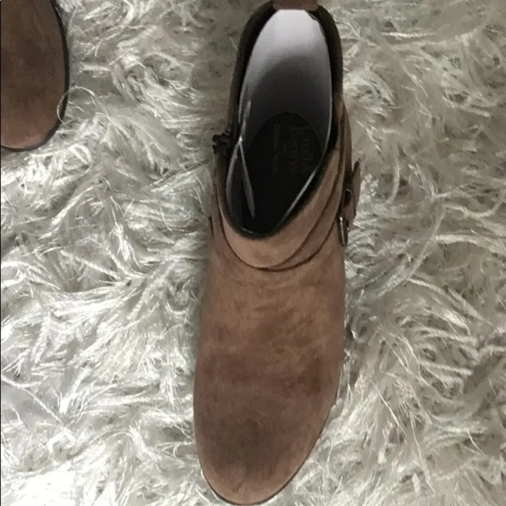 New in Box Croft & Barrow Chaises Taupe Ortholite Booties With Buckle Straps - Image 4
